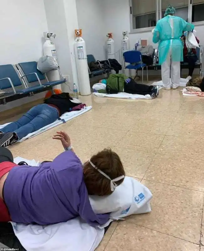 SPAGNA - CAOS IN OSPEDALE CON PAZIENTI AMMASSATI O NEI CORRIDOI 