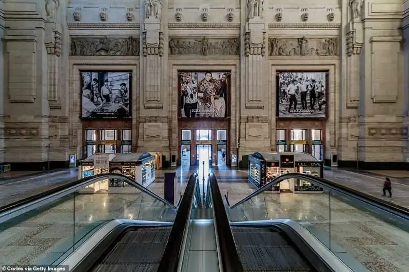 stazione di milano deserta