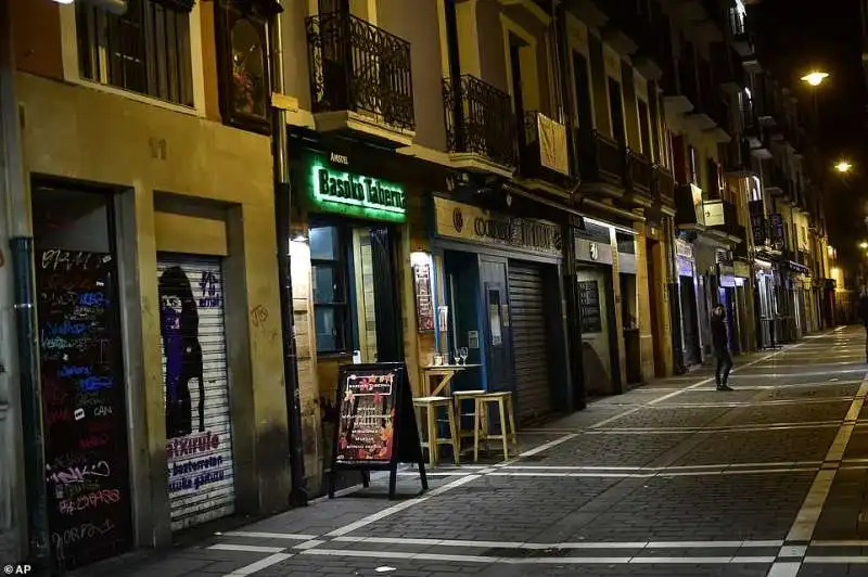 strade deserte e bar chiusi a pamplona