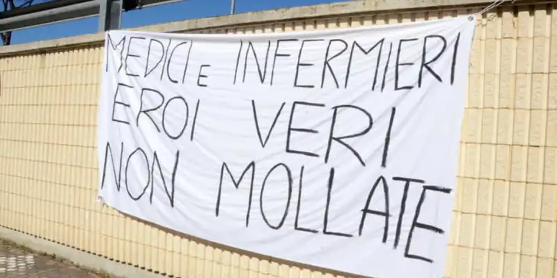 striscione per medici e infermieri