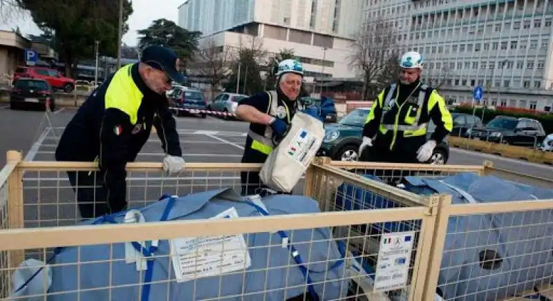 tende per il triage all'ospedale di borgo trento