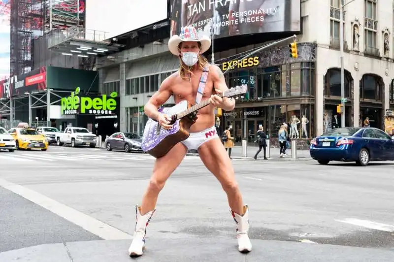 Un Cowboy con mascherina si esibisce a Times Square