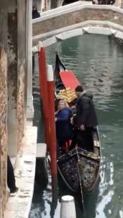 venezia, donna salta sulla gondola 1