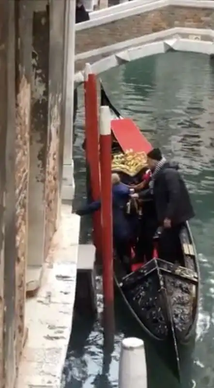 venezia, donna salta sulla gondola 5