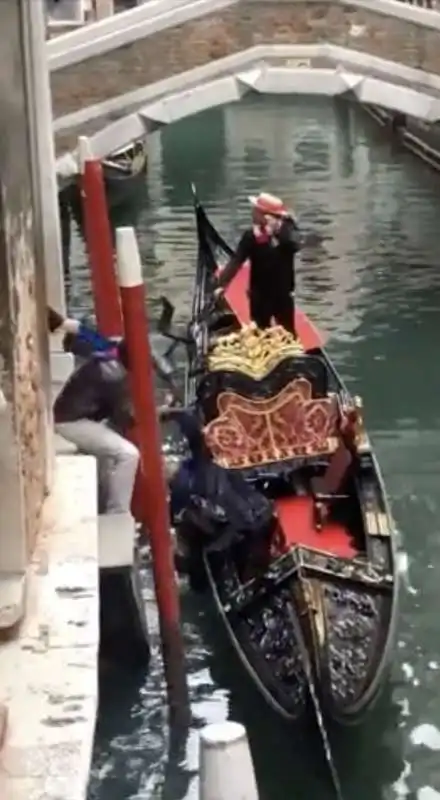 venezia, donna salta sulla gondola 6