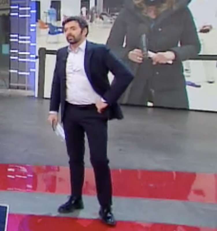 alberto matano con la mano sul fianco 3