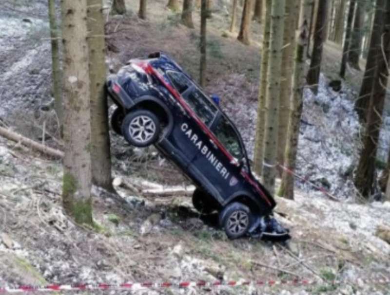 AUTO DEI CARABINIERI INCASTRATA TRA DUE ALBERI A CAMALDOLI