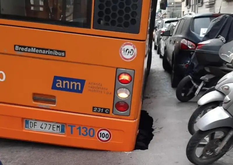 autobus sprofonda in una voragine