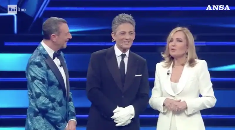 BARBARA PALOMBELLI CON AMADEUS E FIORELLO A SANREMO