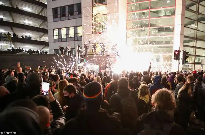 caos e proteste contro la polizia a bristol 10