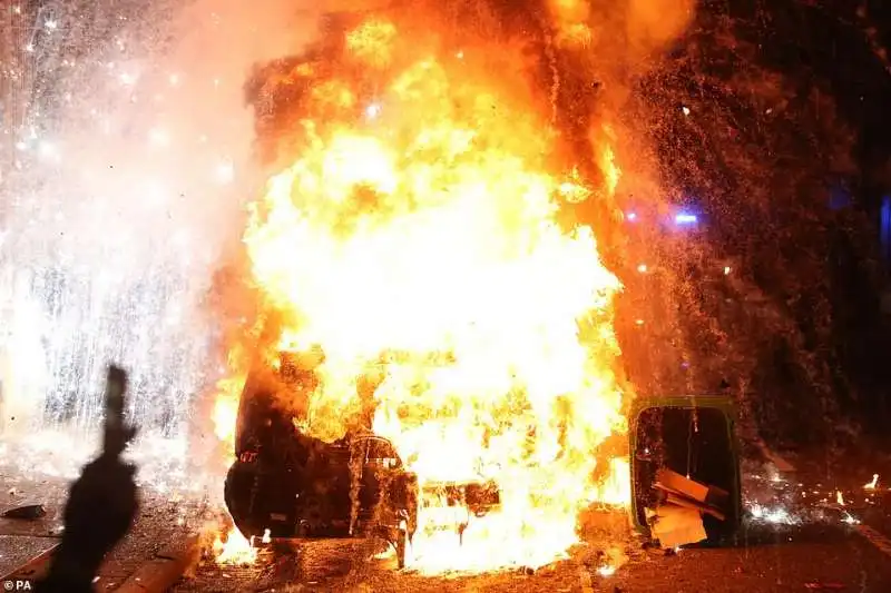 caos e proteste contro la polizia a bristol 11