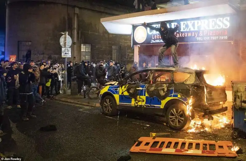 caos e proteste contro la polizia a bristol 12