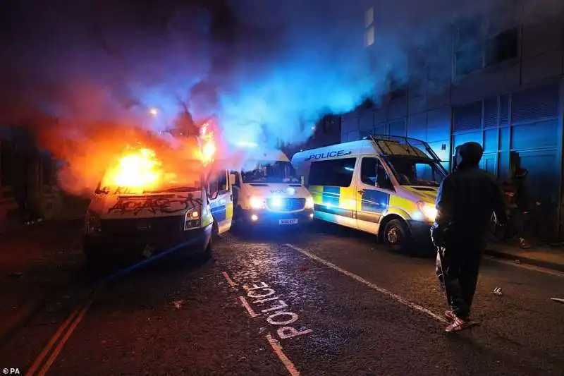 caos e proteste contro la polizia a bristol 14