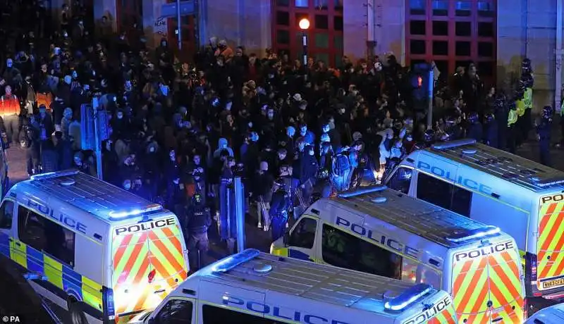 caos e proteste contro la polizia a bristol 17