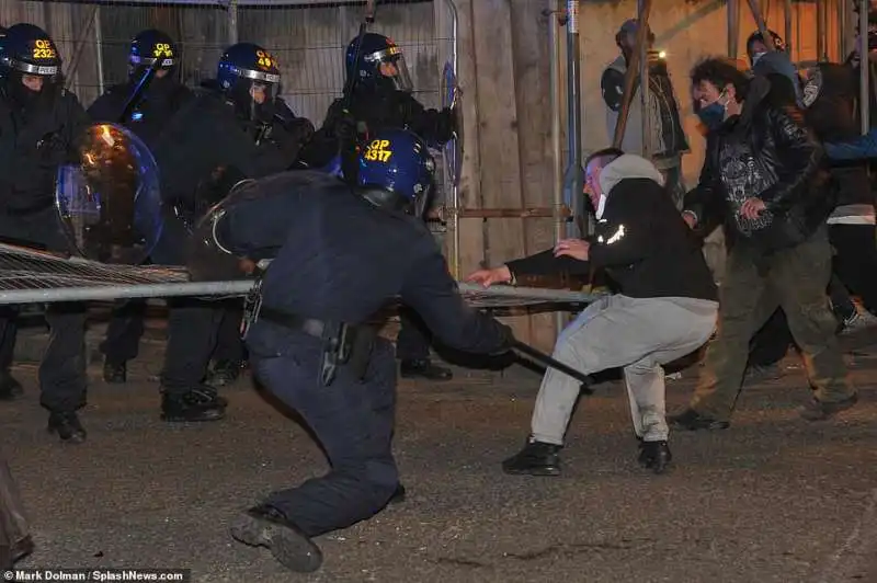 caos e proteste contro la polizia a bristol 18