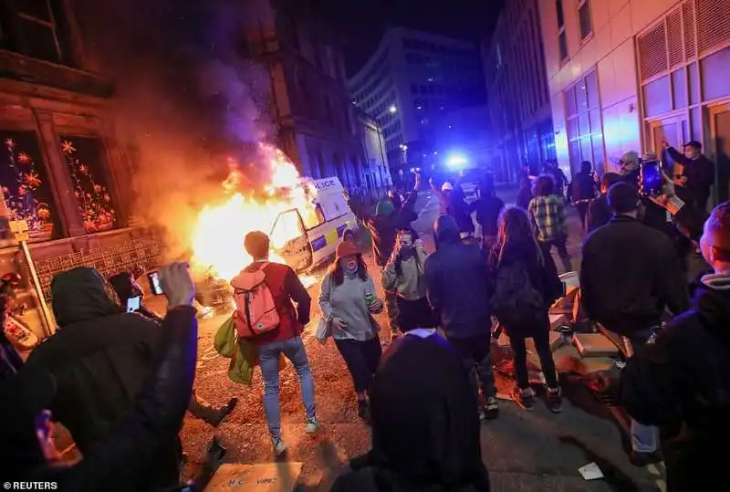 caos e proteste contro la polizia a bristol 19