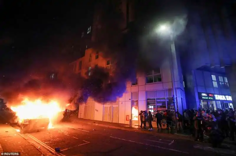 caos e proteste contro la polizia a bristol 2