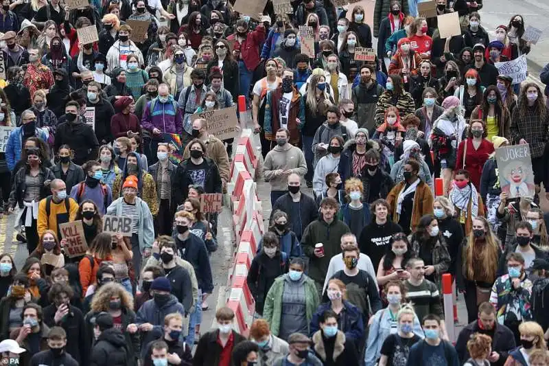 caos e proteste contro la polizia a bristol 22