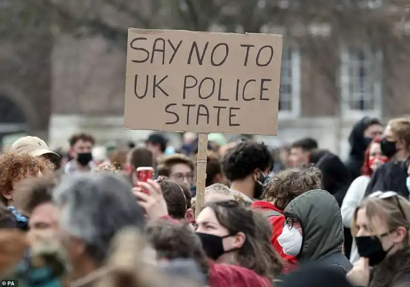 caos e proteste contro la polizia a bristol 23