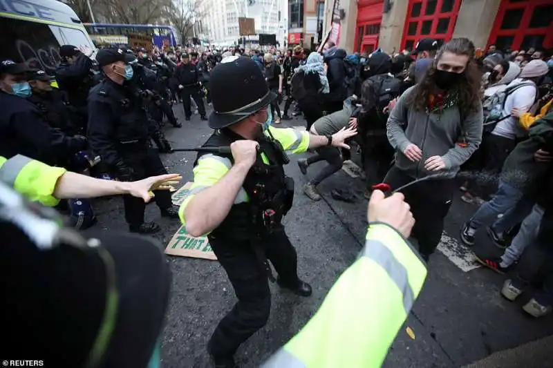 caos e proteste contro la polizia a bristol 24