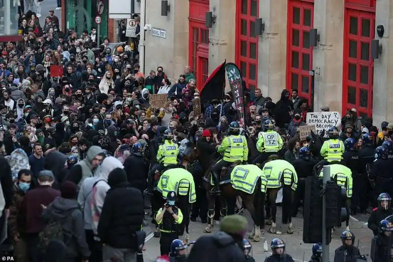 caos e proteste contro la polizia a bristol 25