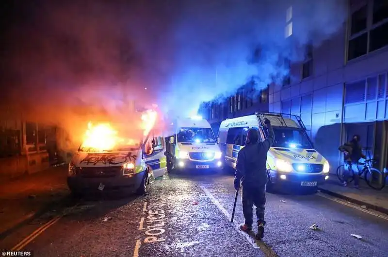 caos e proteste contro la polizia a bristol 4