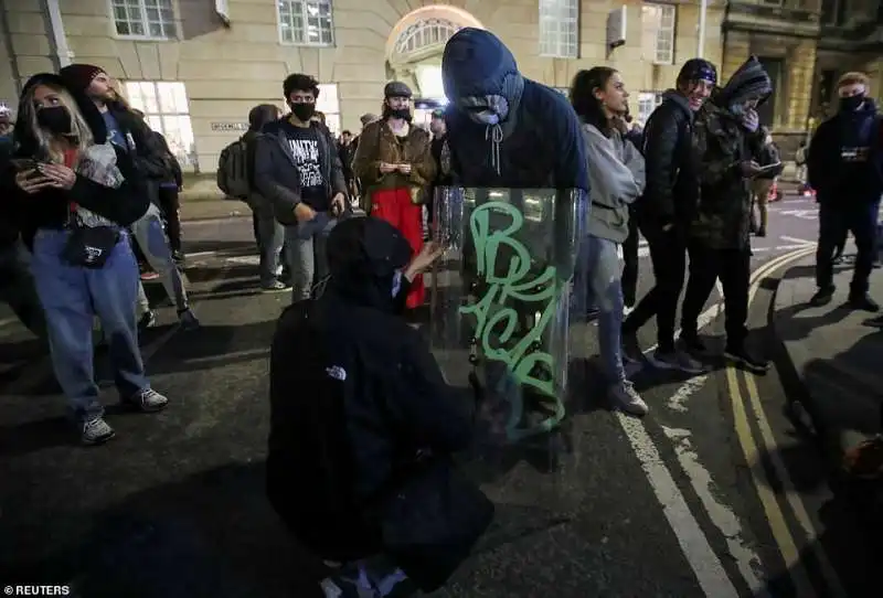 caos e proteste contro la polizia a bristol 8