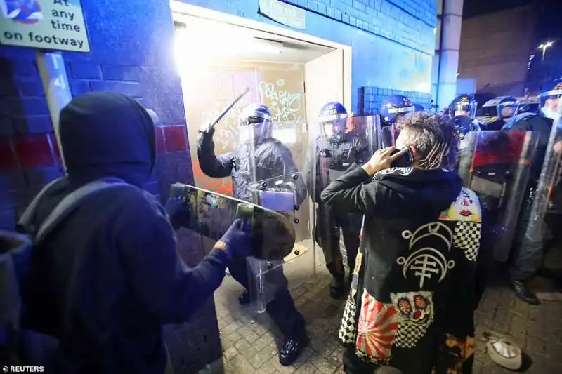 caos e proteste contro la polizia a bristol 9