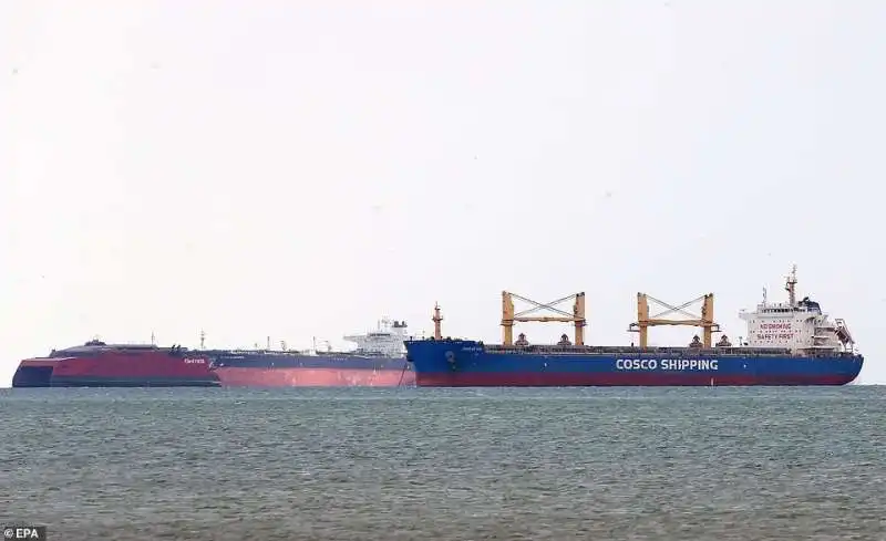 cargo in attesa ancorati fuori dal canale di Suez