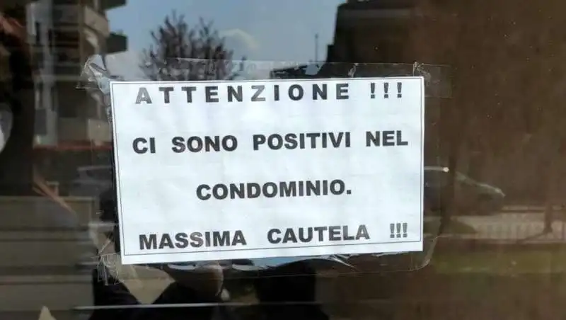 CARTELLO PRESENZA POSITIVI IN UN PALAZZO DI MILANO