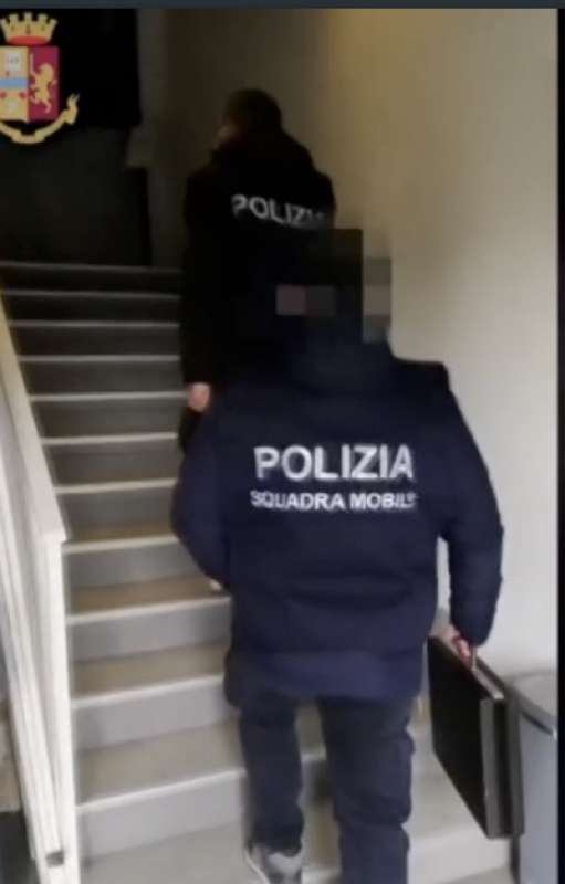 chiuso centro massaggi a bologna 1