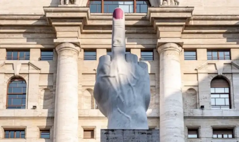 DITO MEDIO DI CATTELAN CON LO SMALTO ROSA