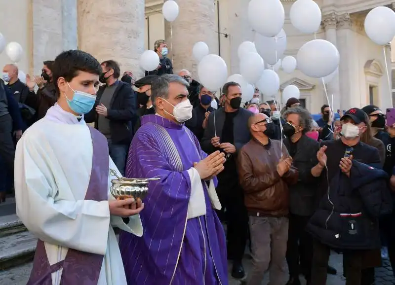 don valter insero parroco della chiesa degli artisti  foto di bacco