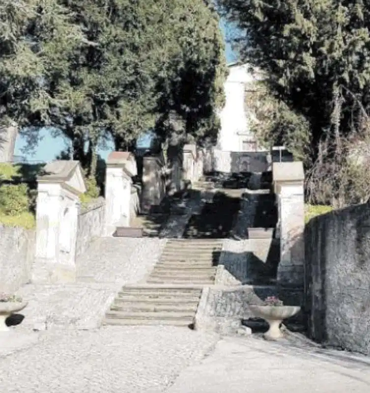 FESTINI E ESCORT NEL CIMITERO DI SEZZE 