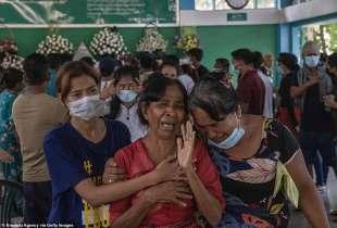 funerale in myanmar per le vittime della giunta militare