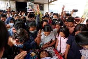 funerale in myanmar per le vittime della giunta militare 6