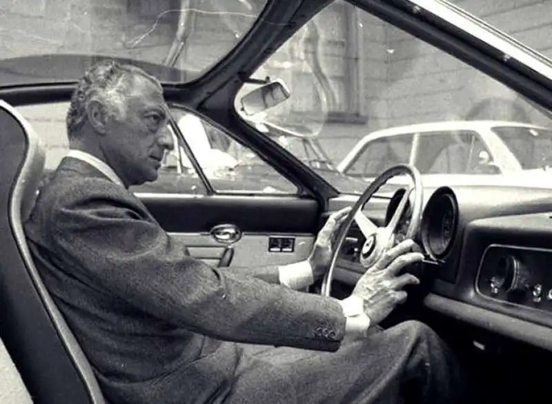 gianni agnelli alla guida di una ferrari