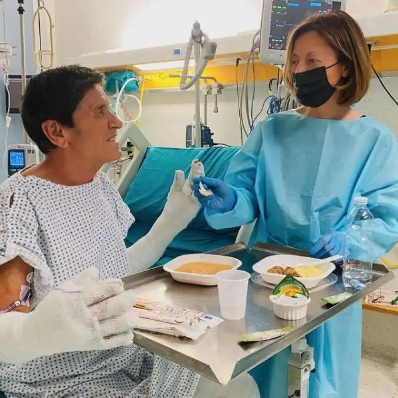 GIANNI MORANDI E LA MOGLIE ANNA IN OSPEDALE