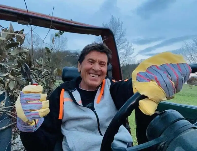 GIANNI MORANDI SUL TRATTORE