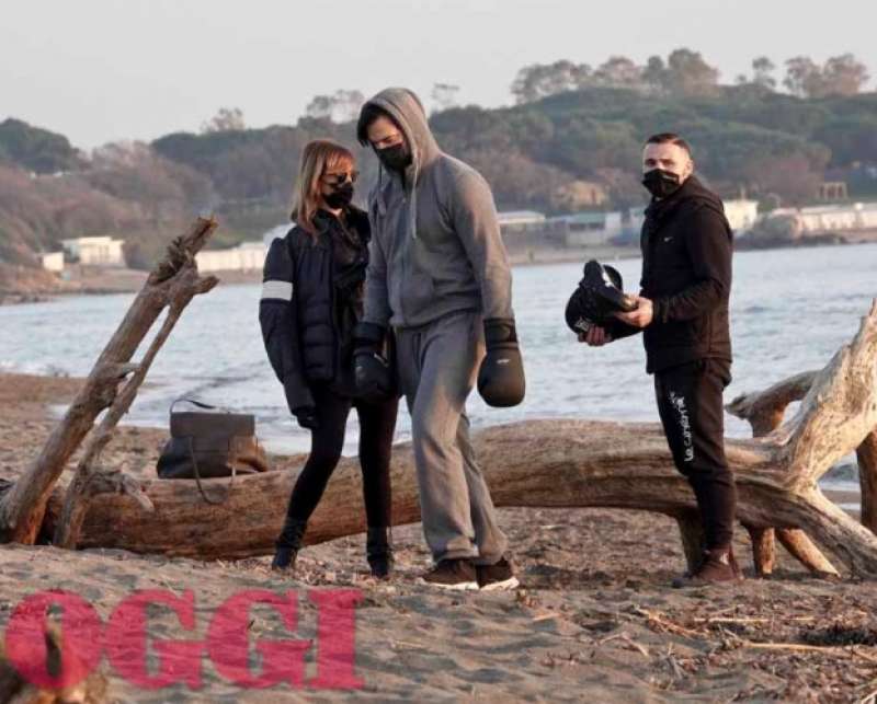 giulio berruti maria elena boschi in spiaggia foto oggi 2