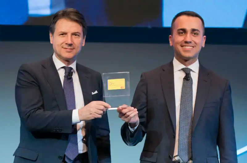 giuseppe conte e luigi di maio con la card del reddito di cittadinanza