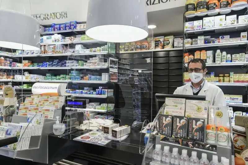 I VACCINI SARANNO FATTI ANCHE IN FARMACIA