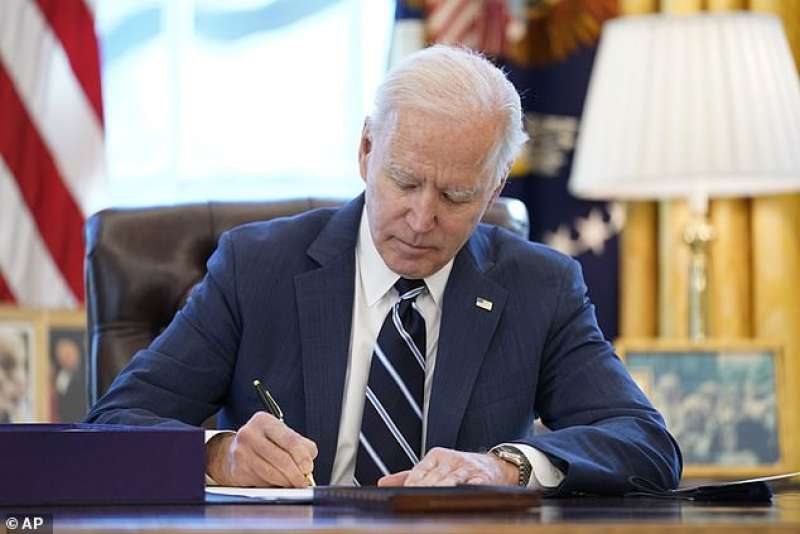 joe biden firma la legge di bilancio