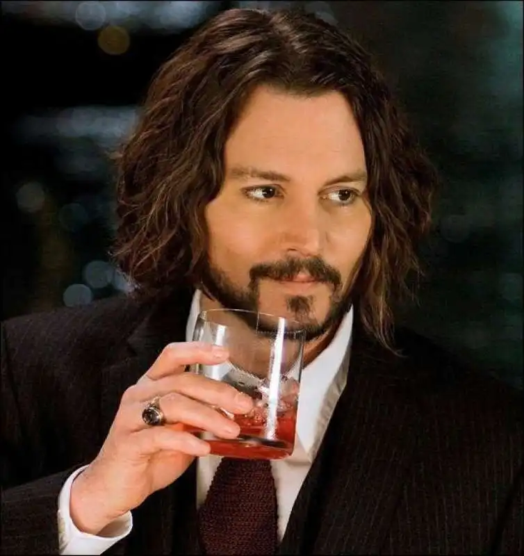 johnny depp con un drink