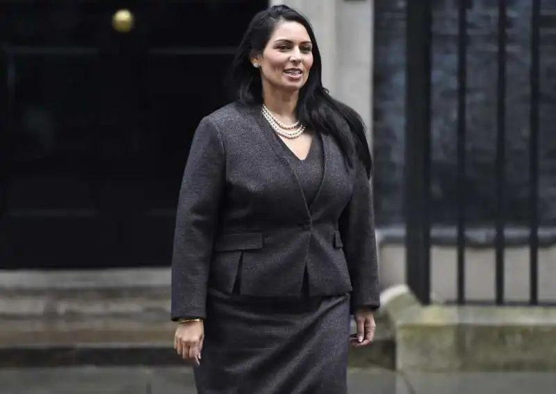 la ministra britannica priti patel