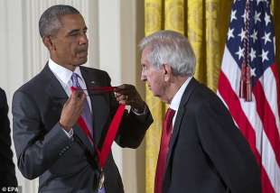 larry mcmurtry riceve da obama la national humanities medal