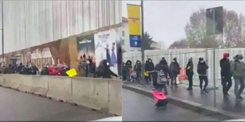 lunghe file a milano fuori dalla mensa dei poveri