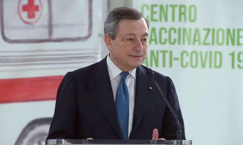 mario draghi al centro vaccinazione di fiumicino 1