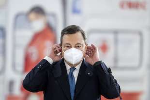 Mario Draghi visita il centro vaccinale anti Covid dell'aeroporto di Fiumicino