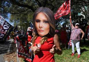 mascherina con melania trump cpac 2021